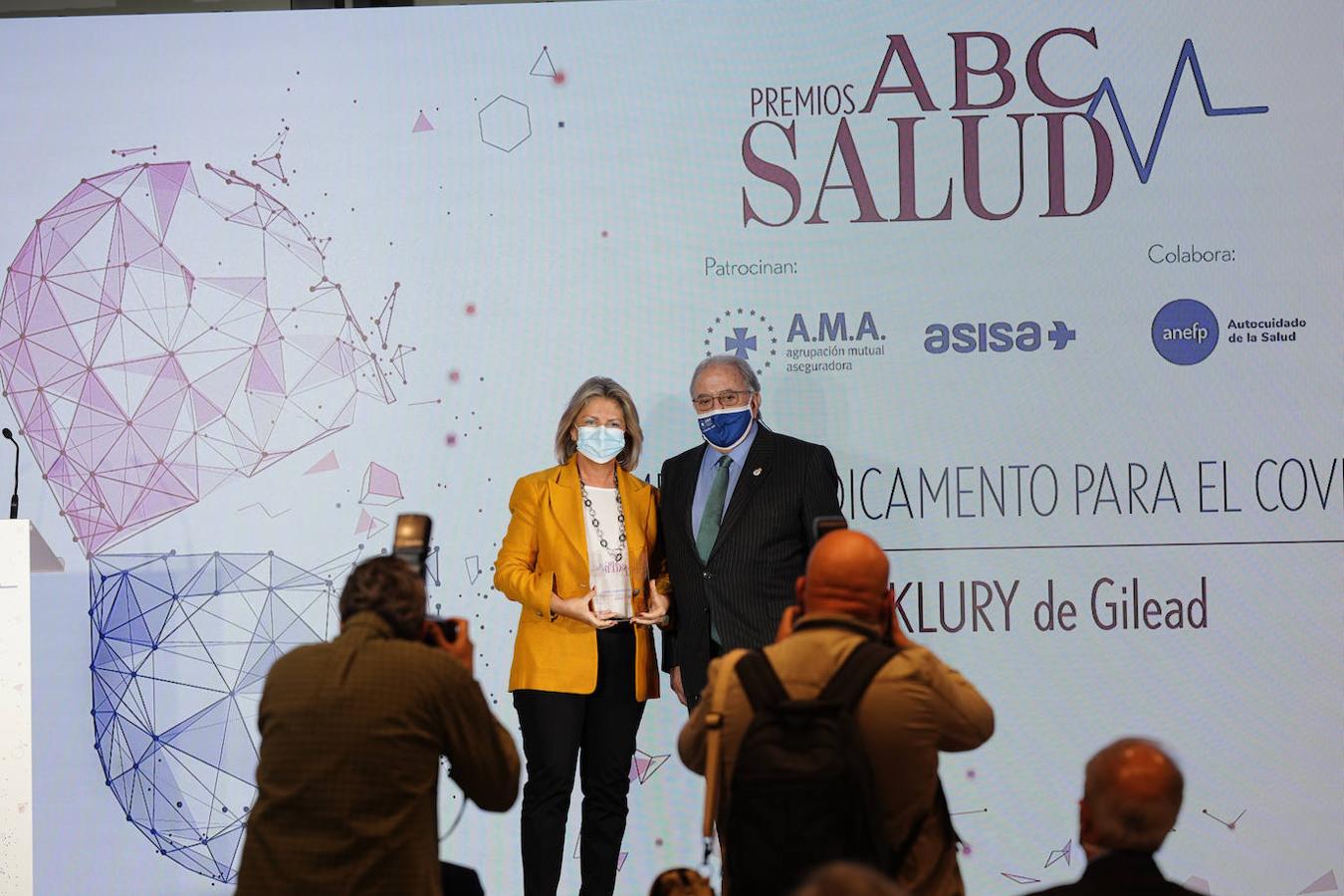 María Río, vicepresidenta y directora general de Gilead España, junto al presidente de Honor de AMA, Diego Murillo Carrasco