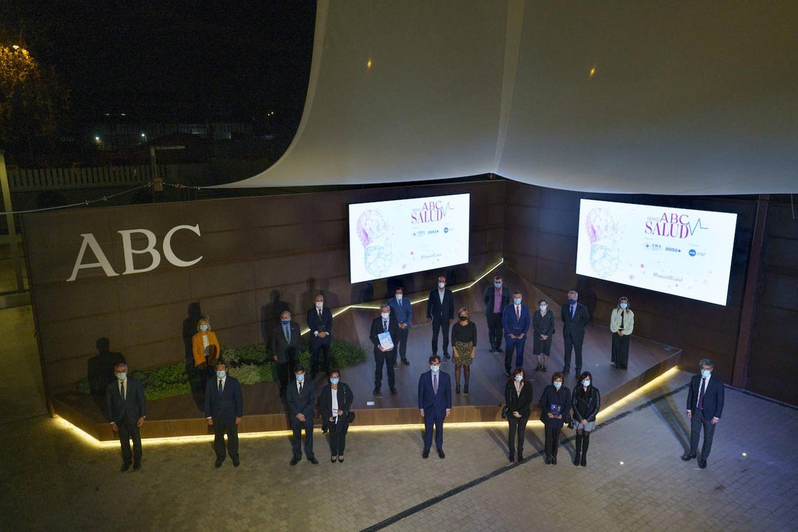 Foto de familia de los galardonados en los Premios ABC Salud