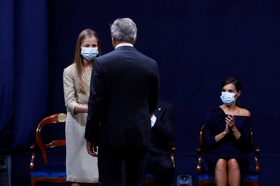 El piloto Carlos Sainz, premio Princesa de Asturias de los Deportes, recibe de manos de la princesa Leonor su galardón durante la ceremonia de entrega de los Premios Princesa de Asturias. 