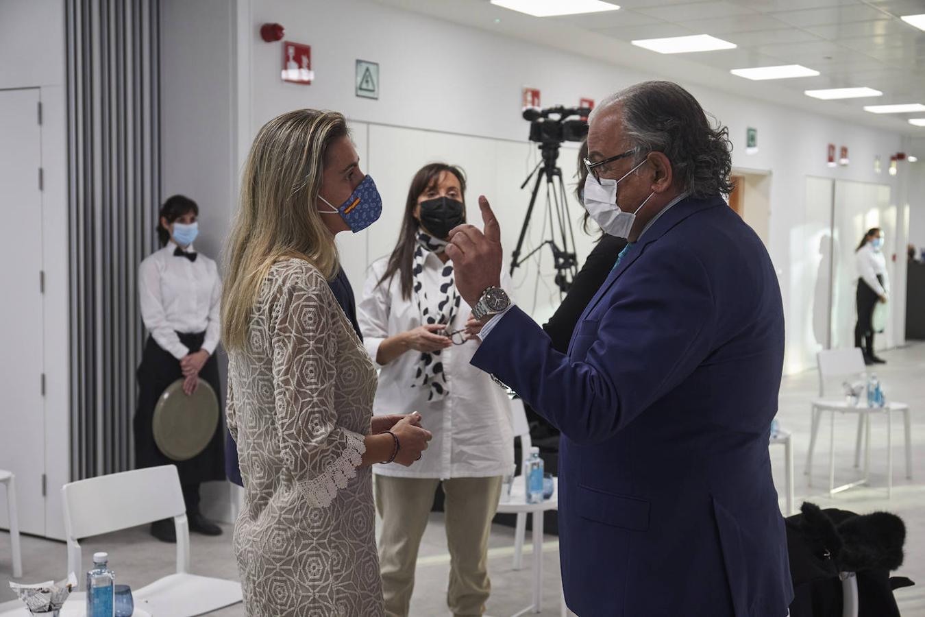 Ángel Luis Rodríguez de la Cuerda, director general de Aeseg, charla con Ruth Ruíz, de la Federación Española de Empresas de Tecnología Sanitaria (Fenin)