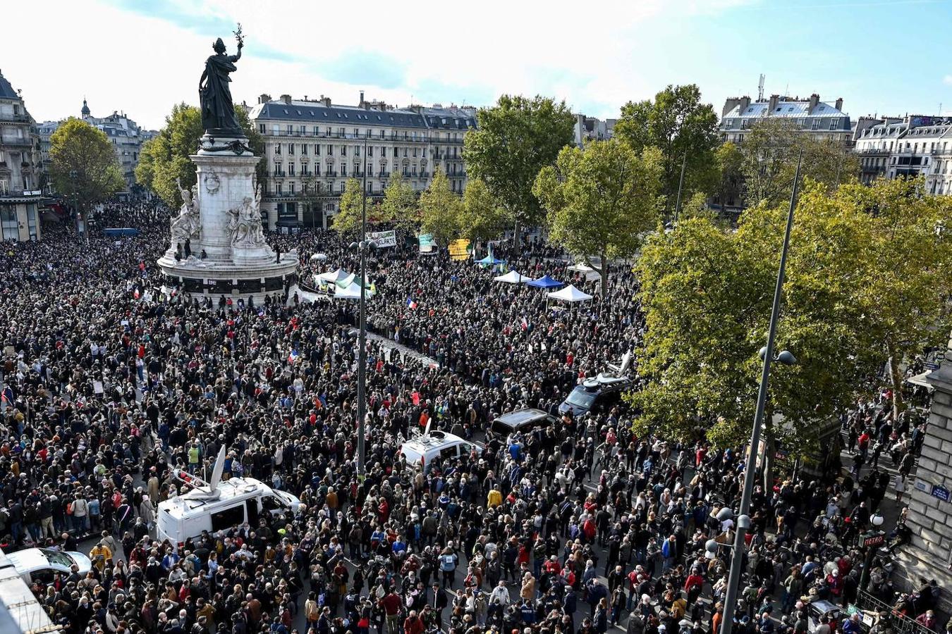 La gente se manifiesta en la Plaza de la República en París en homenaje al profesor de historia Samuel Paty. 