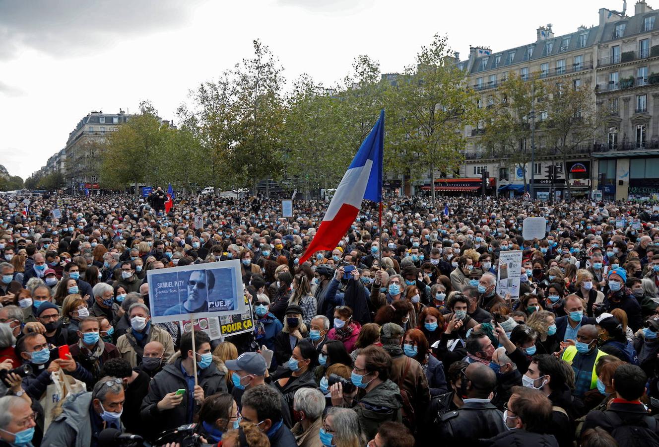 La gente se manifiesta en la Plaza de la República en París en homenaje al profesor de historia Samuel Paty. 