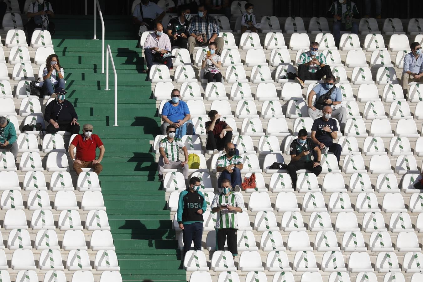 El ambiente con 800 espectadores del Córdoba CF en El Arcángel, en imágenes