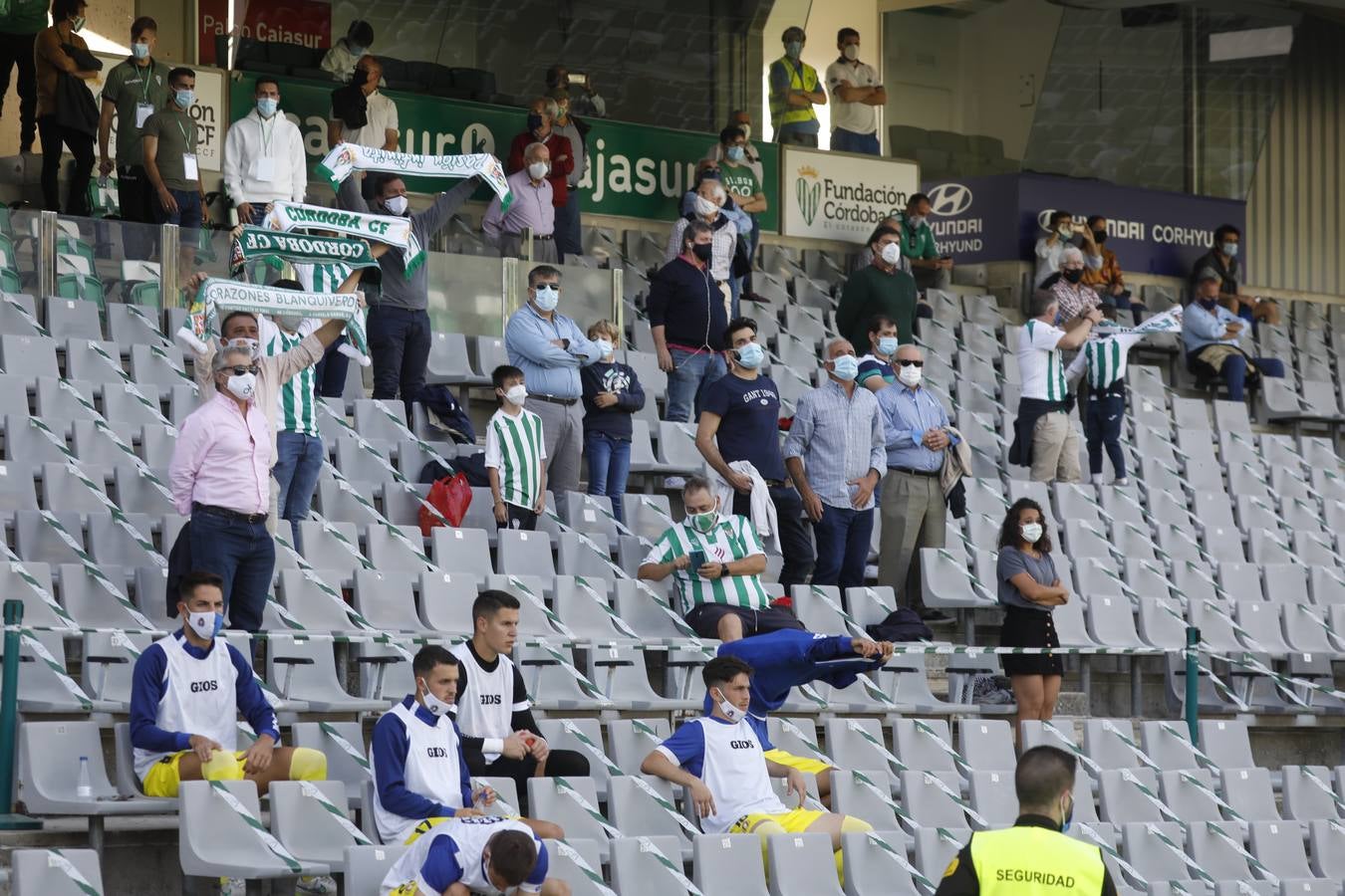 El ambiente con 800 espectadores del Córdoba CF en El Arcángel, en imágenes