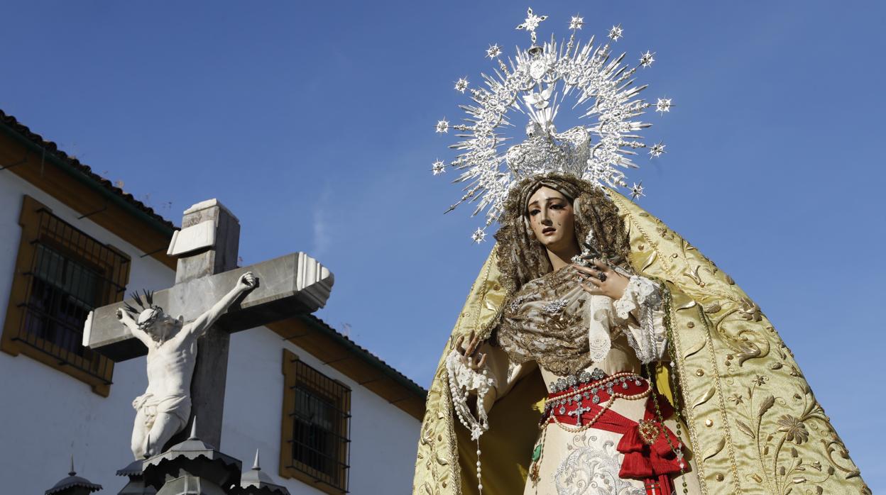 El rosario de la Virgen de la Paz y Esperanza de Córdoba, en imágenes