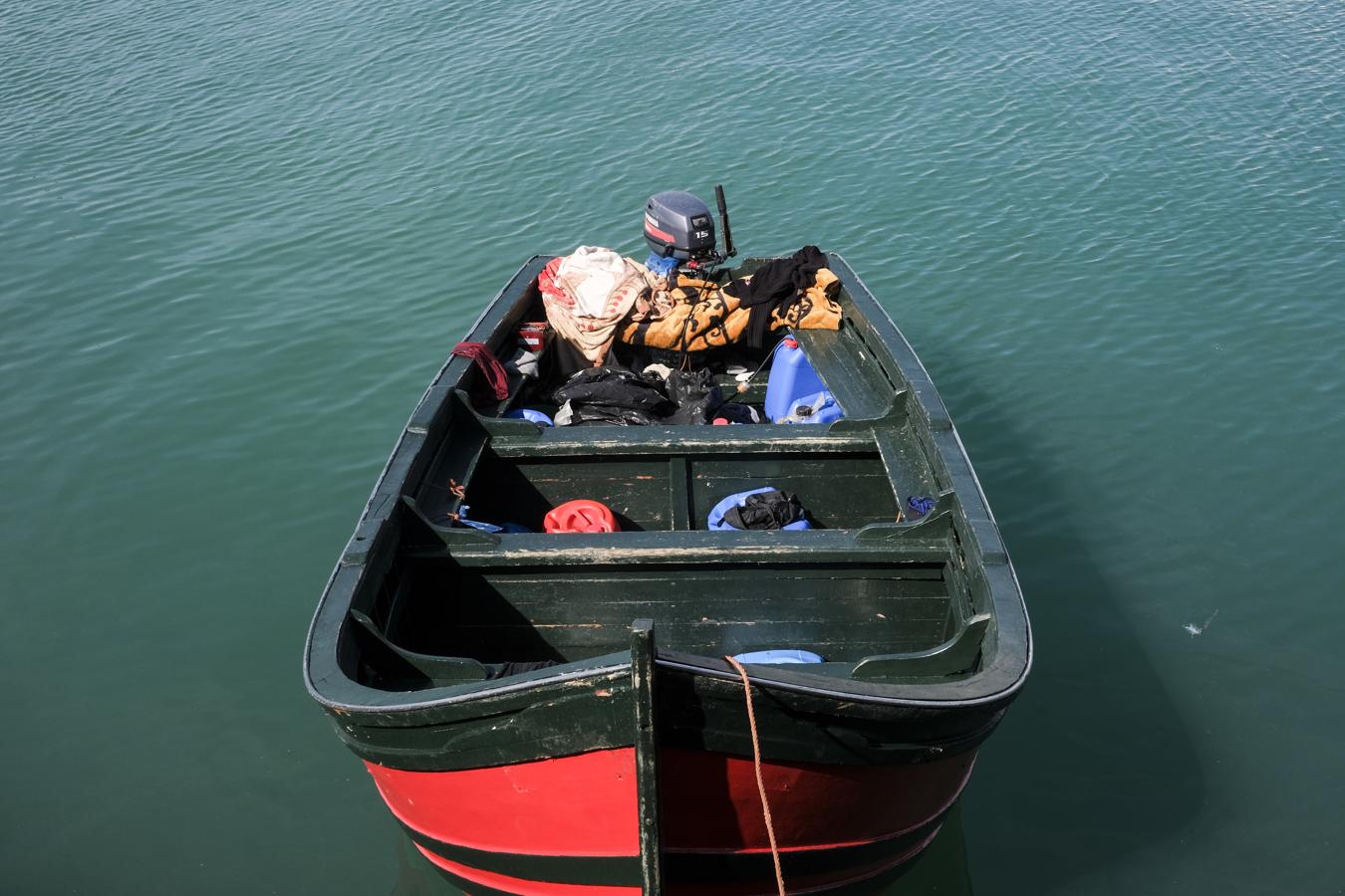 FOTOS: Una patera con más de 20 inmigrantes llega al puerto de Cádiz