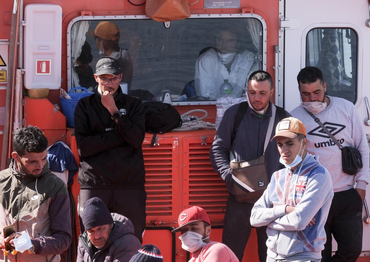 FOTOS: Una patera con más de 20 inmigrantes llega al puerto de Cádiz