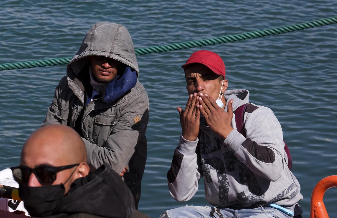 FOTOS: Una patera con más de 20 inmigrantes llega al puerto de Cádiz