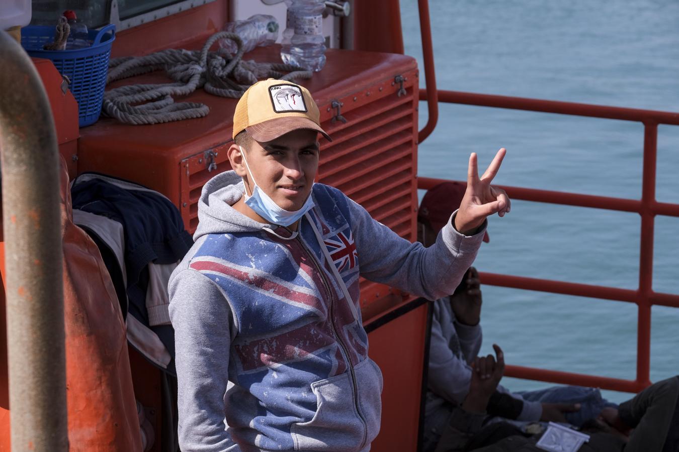 FOTOS: Una patera con más de 20 inmigrantes llega al puerto de Cádiz