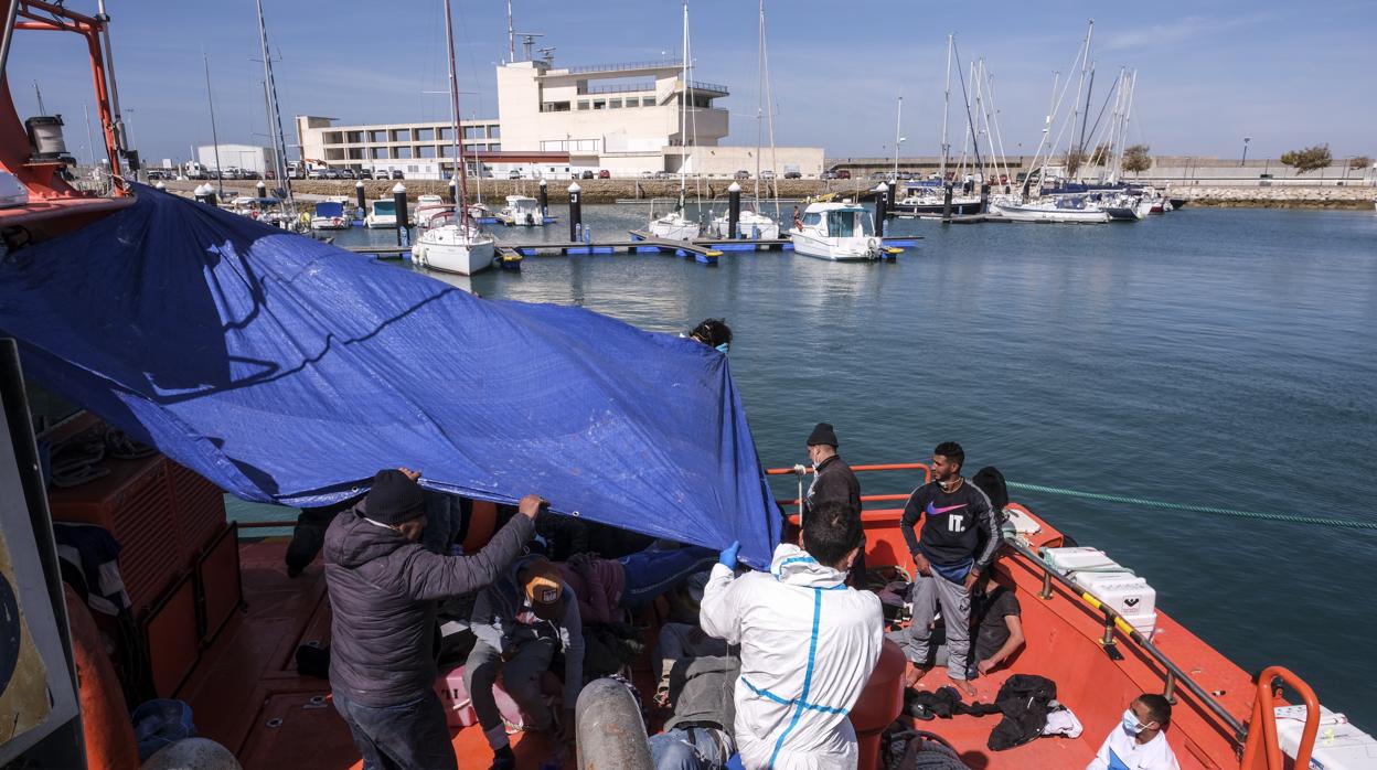 FOTOS: Una patera con más de 20 inmigrantes llega al puerto de Cádiz