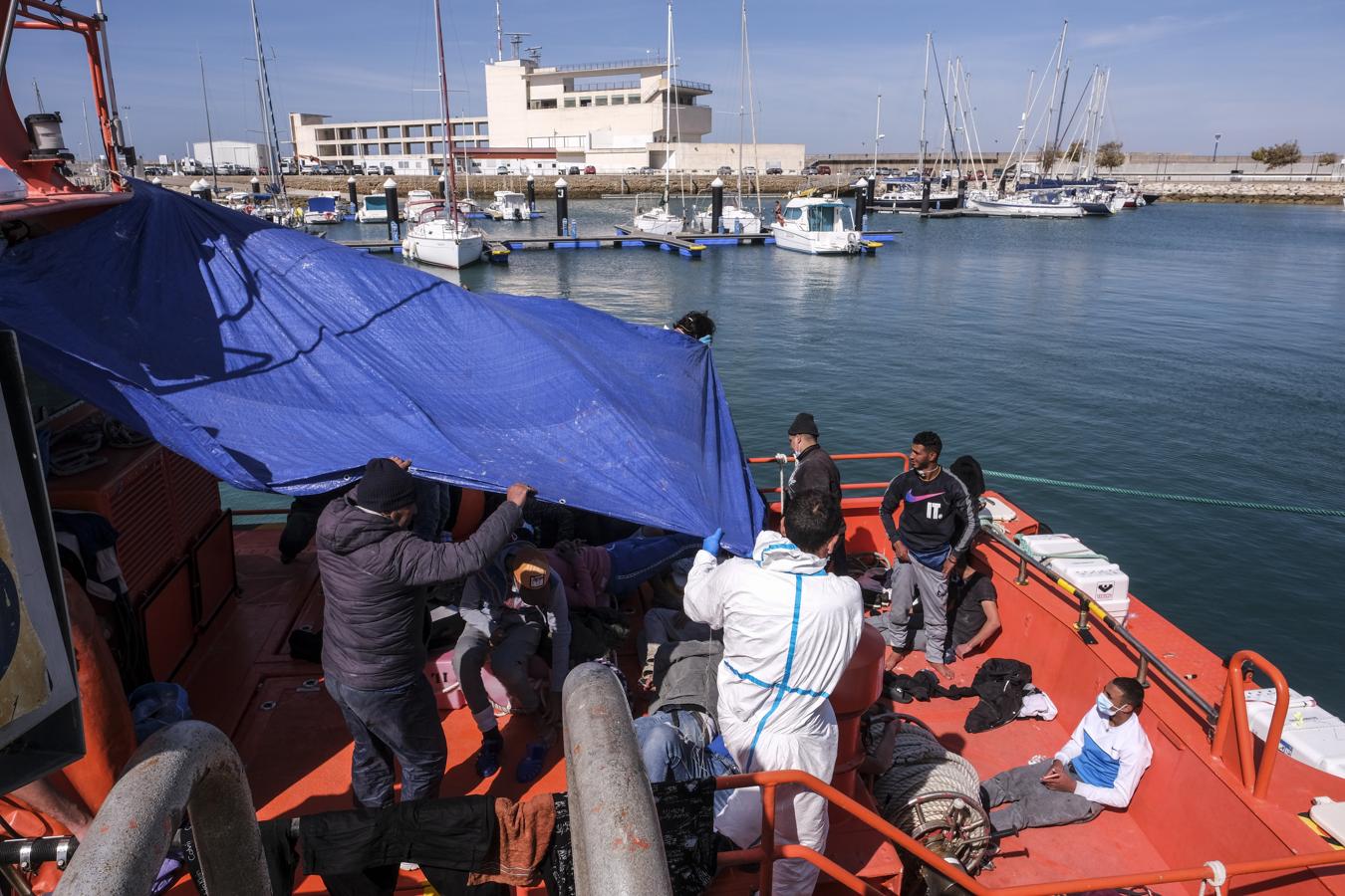 FOTOS: Una patera con más de 20 inmigrantes llega al puerto de Cádiz