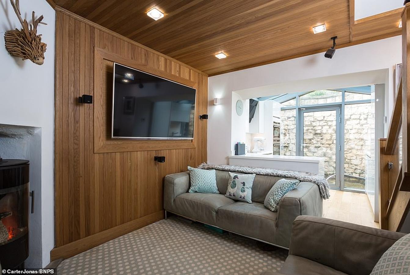 A la venta la casa más pequeña de Inglaterra. El espacio se distribuye en tres mini plantas. En el sótano se encuentra el baño, a continuación el salón y cocina y en la planta de arriba -en un altillo- el dormitorio. Sin duda una vivienda que hará las delicias de los que busquen un espacio acogedor que no requiera demasiados cuidados.