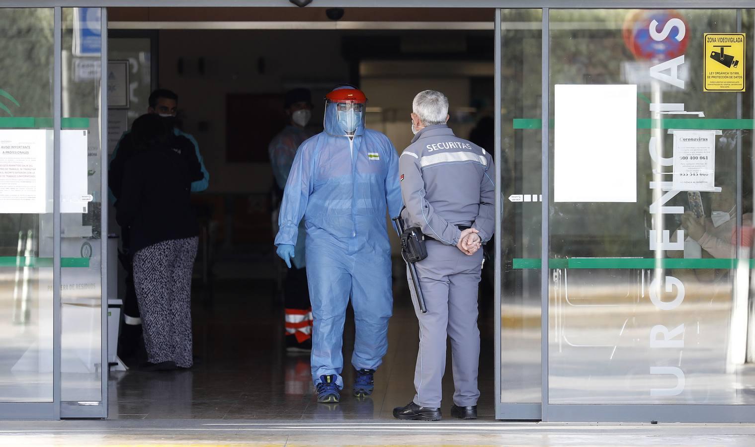 Las colas en el Hospital Reina Sofía y en los ambulatorios de Córdoba, en imágenes