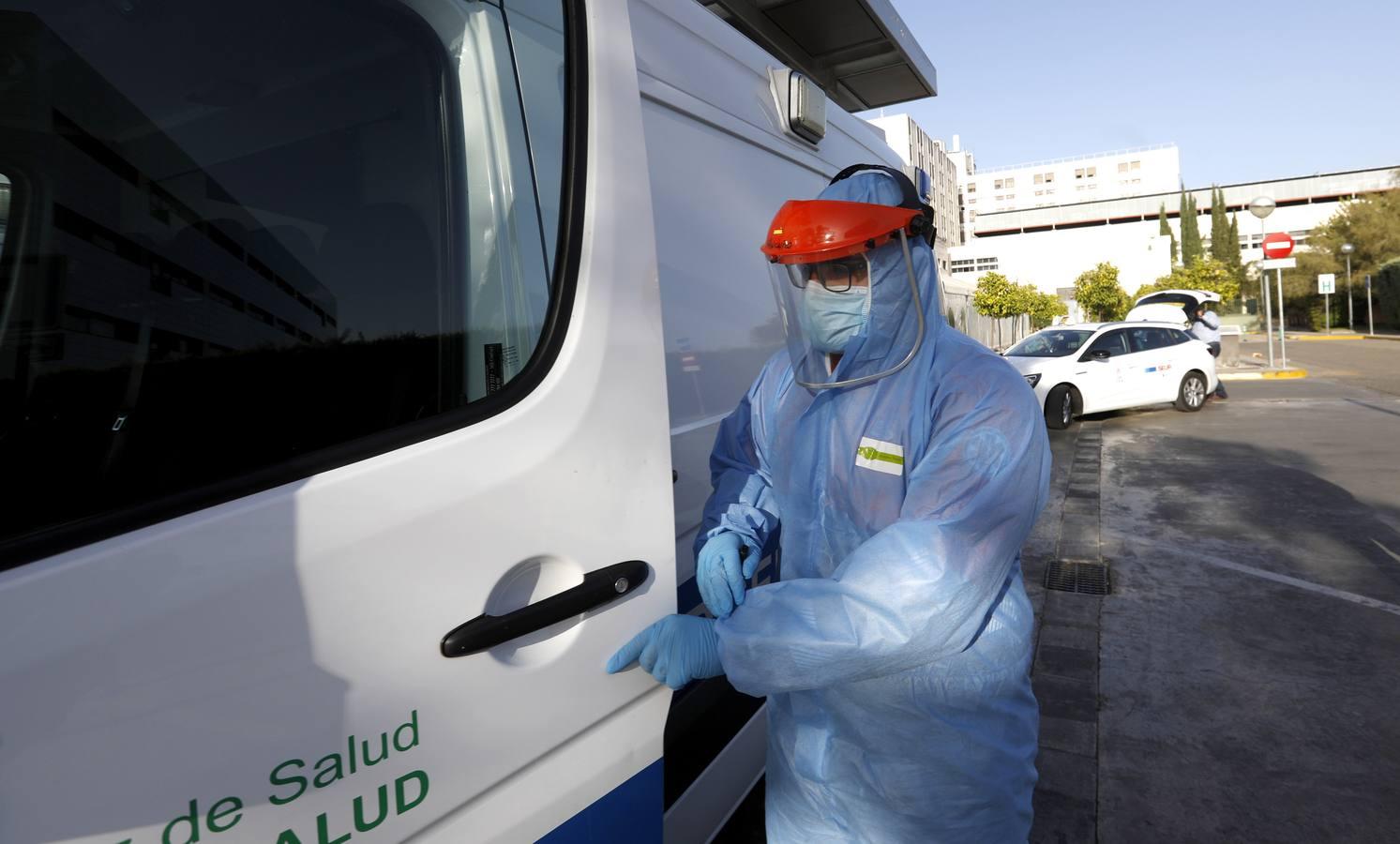 Las colas en el Hospital Reina Sofía y en los ambulatorios de Córdoba, en imágenes