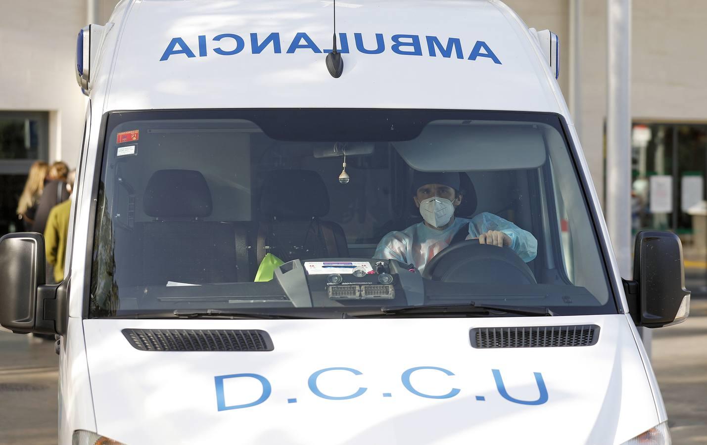 Las colas en el Hospital Reina Sofía y en los ambulatorios de Córdoba, en imágenes