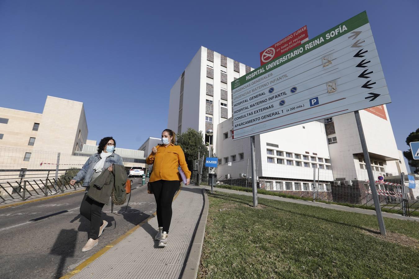 Las colas en el Hospital Reina Sofía y en los ambulatorios de Córdoba, en imágenes