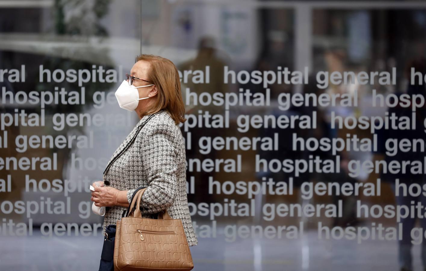 Las colas en el Hospital Reina Sofía y en los ambulatorios de Córdoba, en imágenes