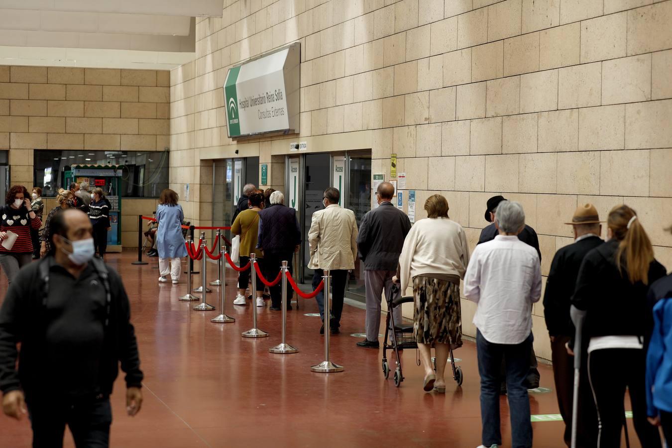 Las colas en el Hospital Reina Sofía y en los ambulatorios de Córdoba, en imágenes