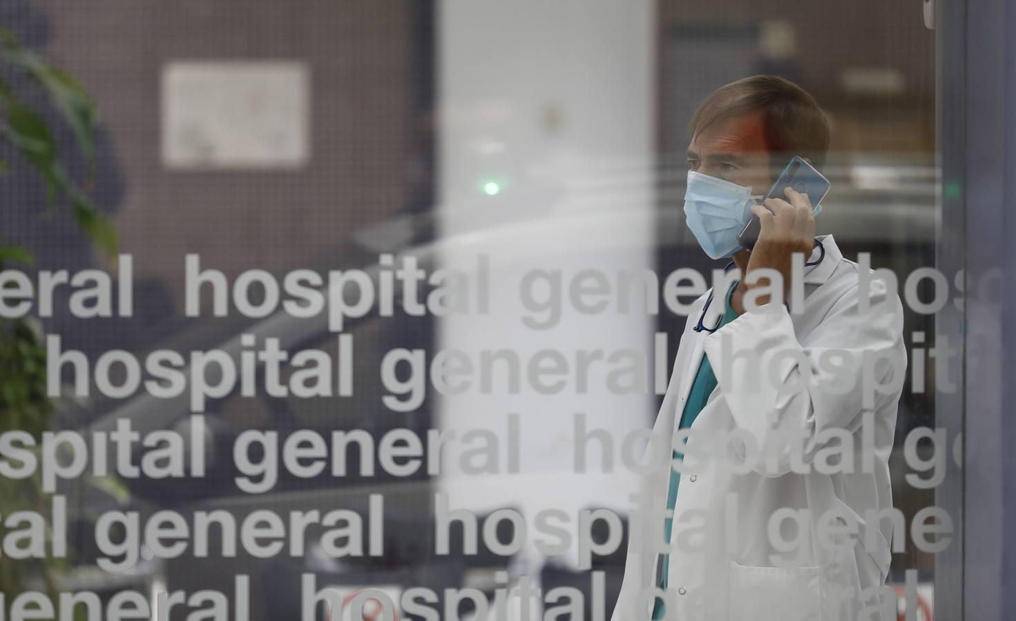 Las colas en el Hospital Reina Sofía y en los ambulatorios de Córdoba, en imágenes