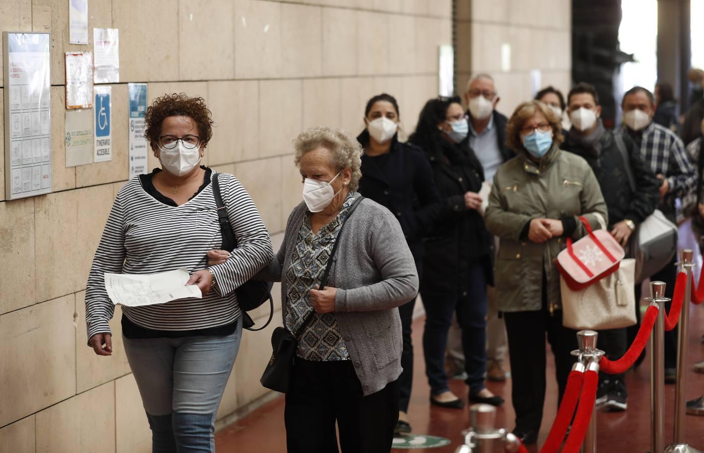 Las colas en el Hospital Reina Sofía y en los ambulatorios de Córdoba, en imágenes