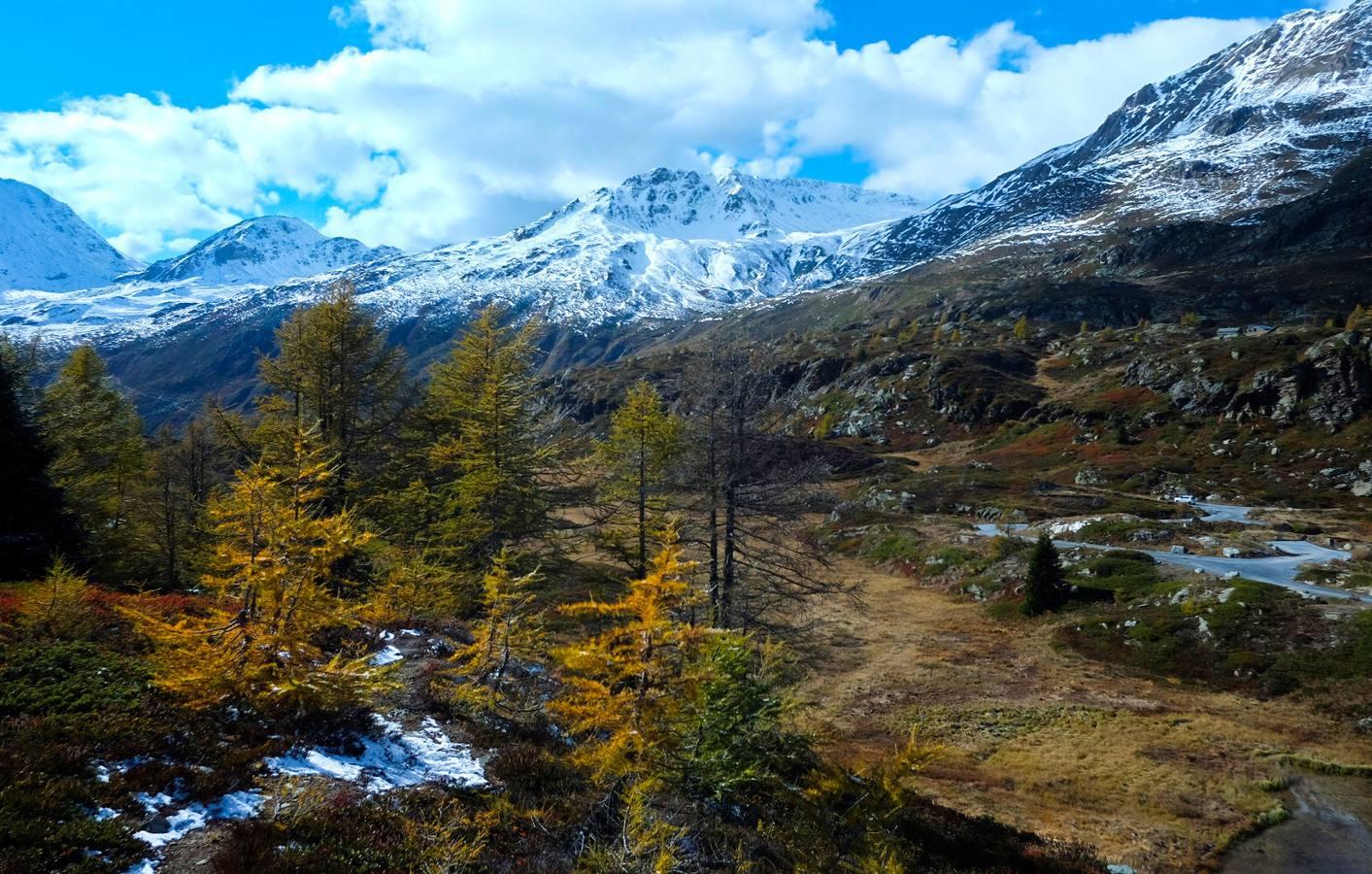 Soleada tarde de otoño y primeras nieves en The Simplon Path near Brig (Suiza)