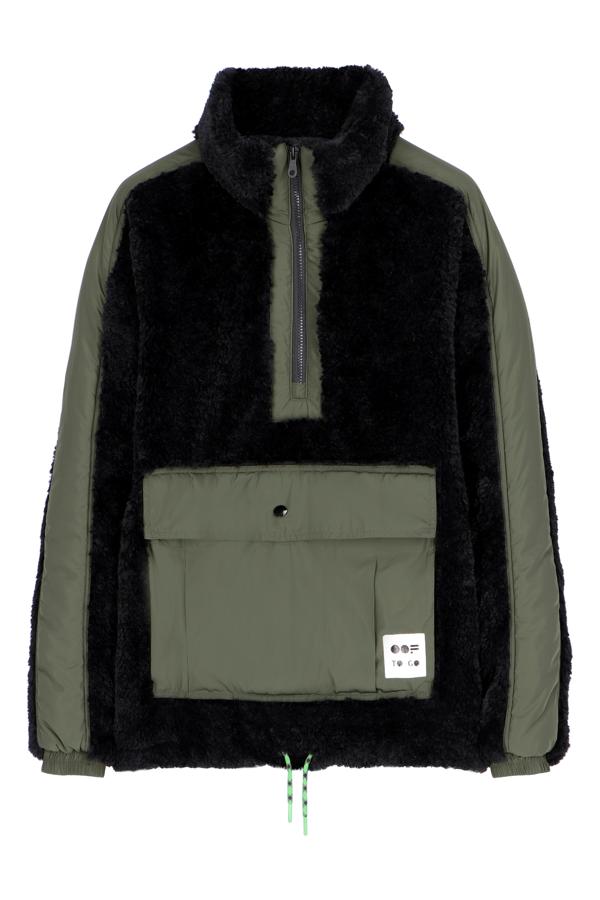 Forro polar, de OOF WEAR. Realizado en pelo ecológico y Nylin, es tan ligera como confortable. Además, se dobla y compacta para que quepa en el bolsillo interno que posee para que puedas llevarla donde quieras. Disponible también en marrón/naranja y beige/camel. Precio: 298€.