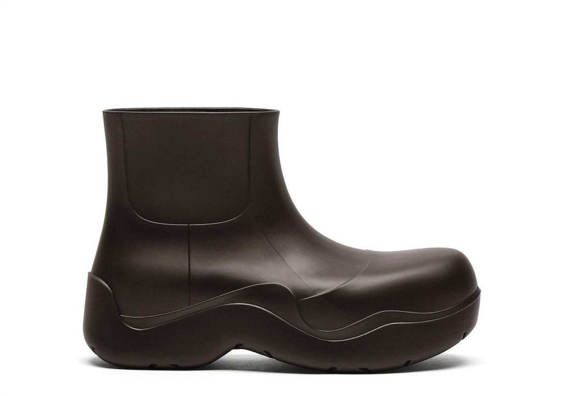 Botines BV Puddle, de Bottega Veneta. Un diseño de carácter futurista realizado en Polymer biodegradable, impermeable y disponible en una amplia gama de color que va del negro al verde pistacho. Su punta redonda unida a la plataforma hacen de ellos una auténtica pieza de tendencia. Precio: 490€.