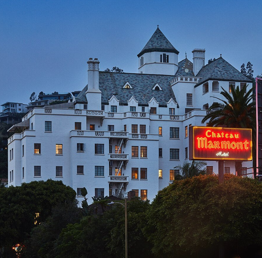 Chateau Marmont, Los Ángeles. Este exquisito alojamiento, diseñado para evocar el ambiente de un castillo francés, está situado en Sunset Boulevard, Los Ángeles, y es uno de los hoteles al que acuden aquellas celebrities que buscan, sobre todo, privacidad. Su elegancia y buen gusto ha inspirado a diferentes directores que lo han usado como escenario ficticio para sus películas, ha hecho las veces de set fotográfico y ha acogido a famosos de la talla de Ringo Starr, Mick Jagger o Greta Garbo. Sobre él se cuentan todo tipo de historias, como la de James Dean, quien se coló por una ventana para infiltrarse en el casting de Rebelde sin causa.