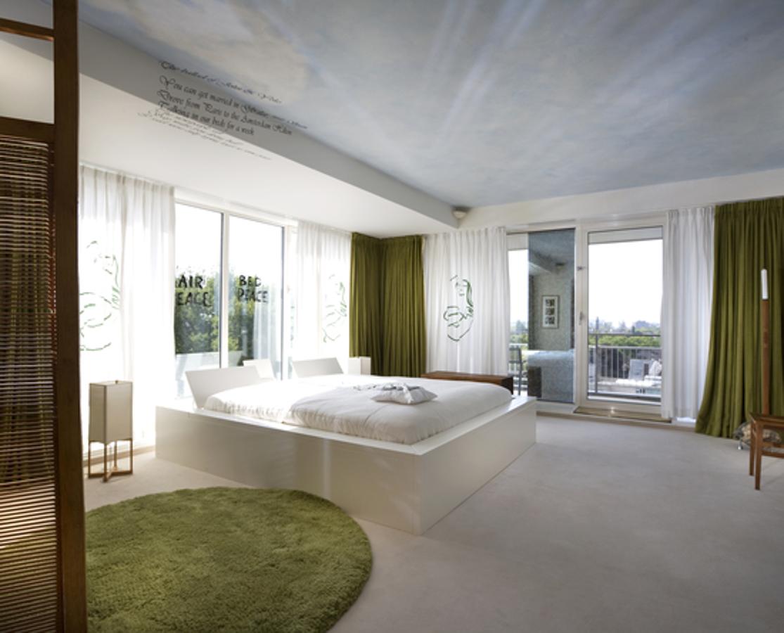 Hotel Hilton, Ámsterdam. La habitación 702 del lujoso Hilton de Ámsterdam albergó, en 1969, la protesta pacifista del cantante John Lennon y Yoko Ono. La pareja estuvo durante una semana en esta estancia recibiendo a la prensa internacional, desde la cama, para promover la paz mundial. El hotel se ha convertido en un lugar de culto para los seguidores de Los Beatles. Desde entonces, esta suite de lujo, con materiales naturales y objetos recordatorios únicos, tomó el nombre de la famosa pareja.