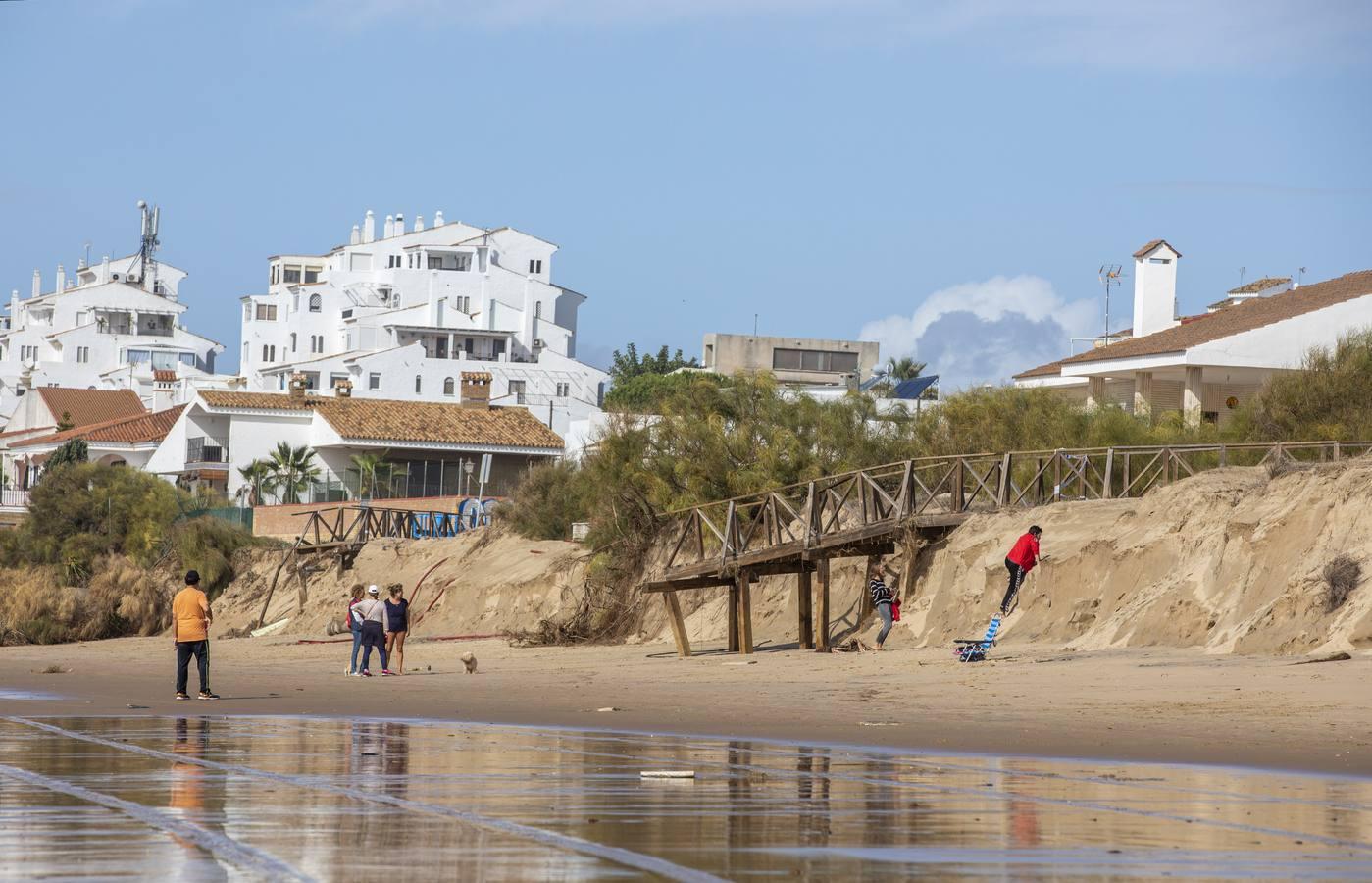 En imágenes, los destrozos causados por el temporal en la playa de El Portil