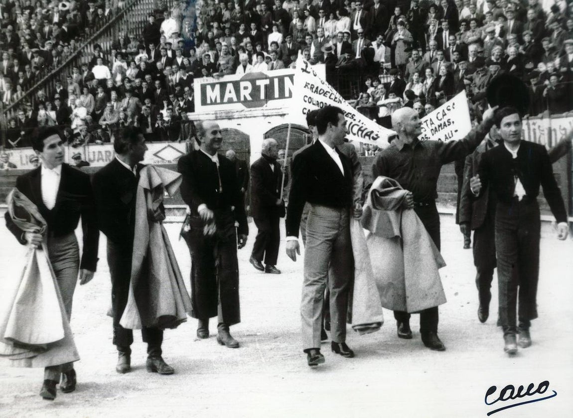 El actor Yul Brynner, junto a Curro Romero, saluda al público en una plaza de toros