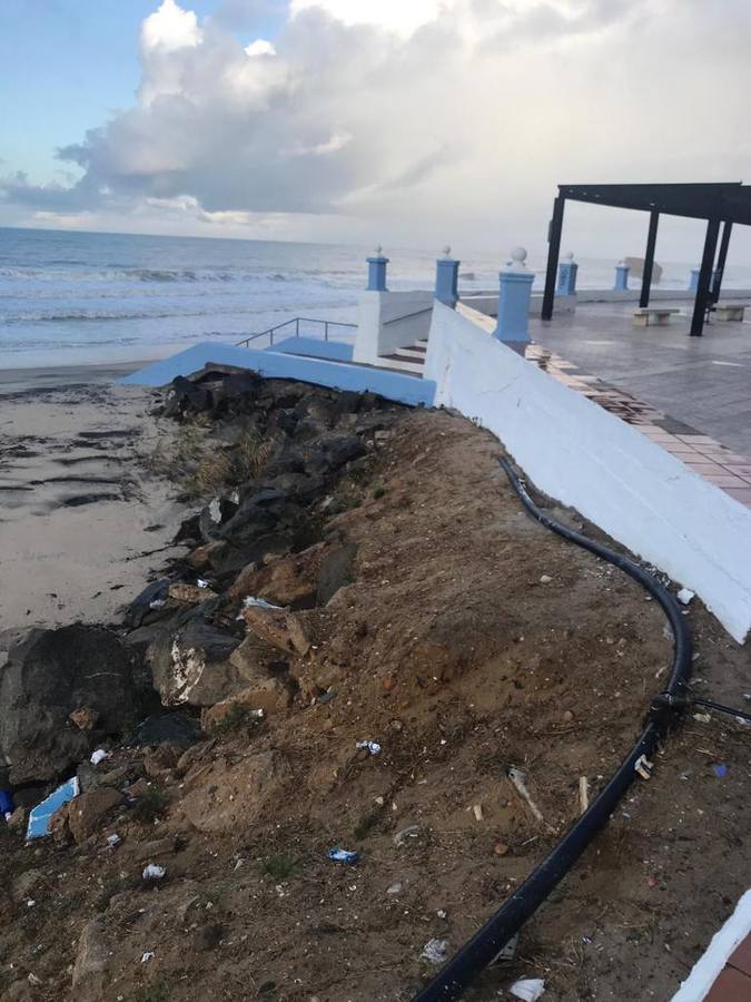 En imágenes, restos fecales en el paseo y playa de Matalascañas