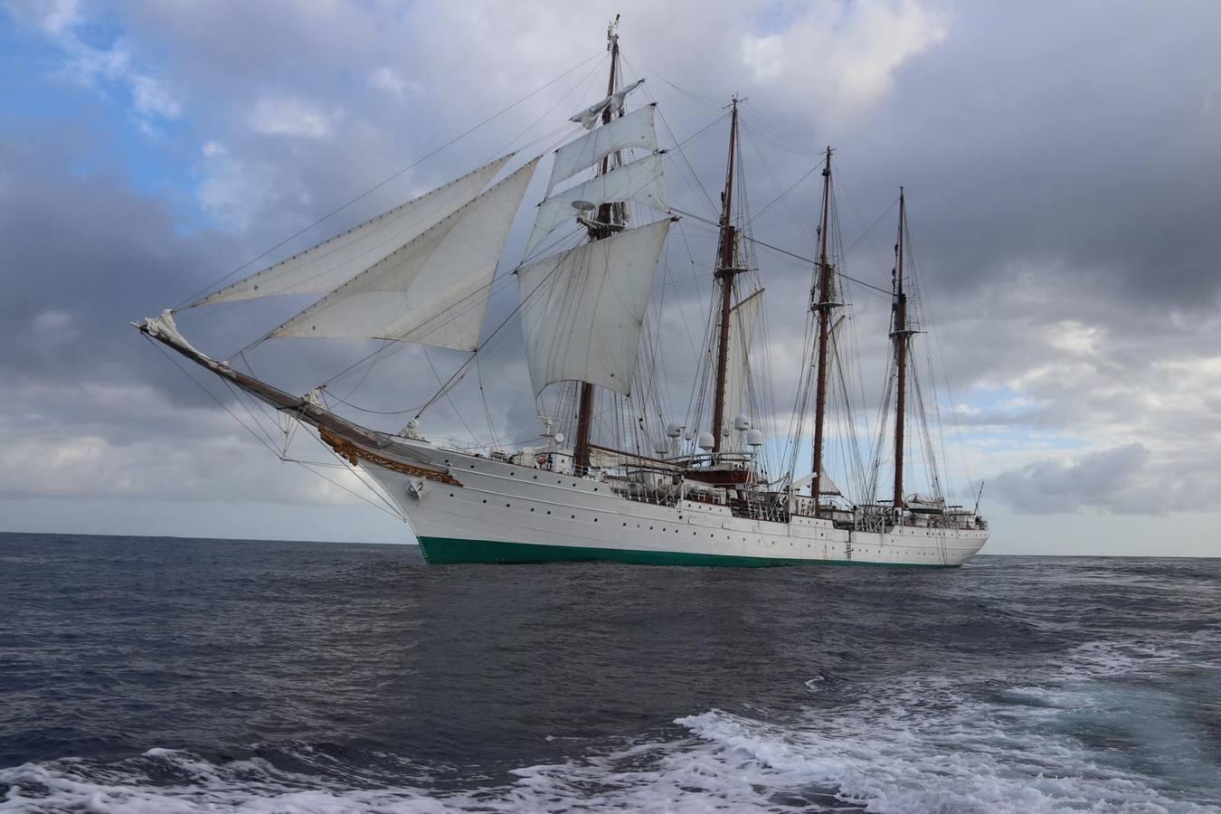 En imágenes: Así ha sido el cruce del Estrecho de Magallanes del buque escuela Juan Sebastián de Elcano