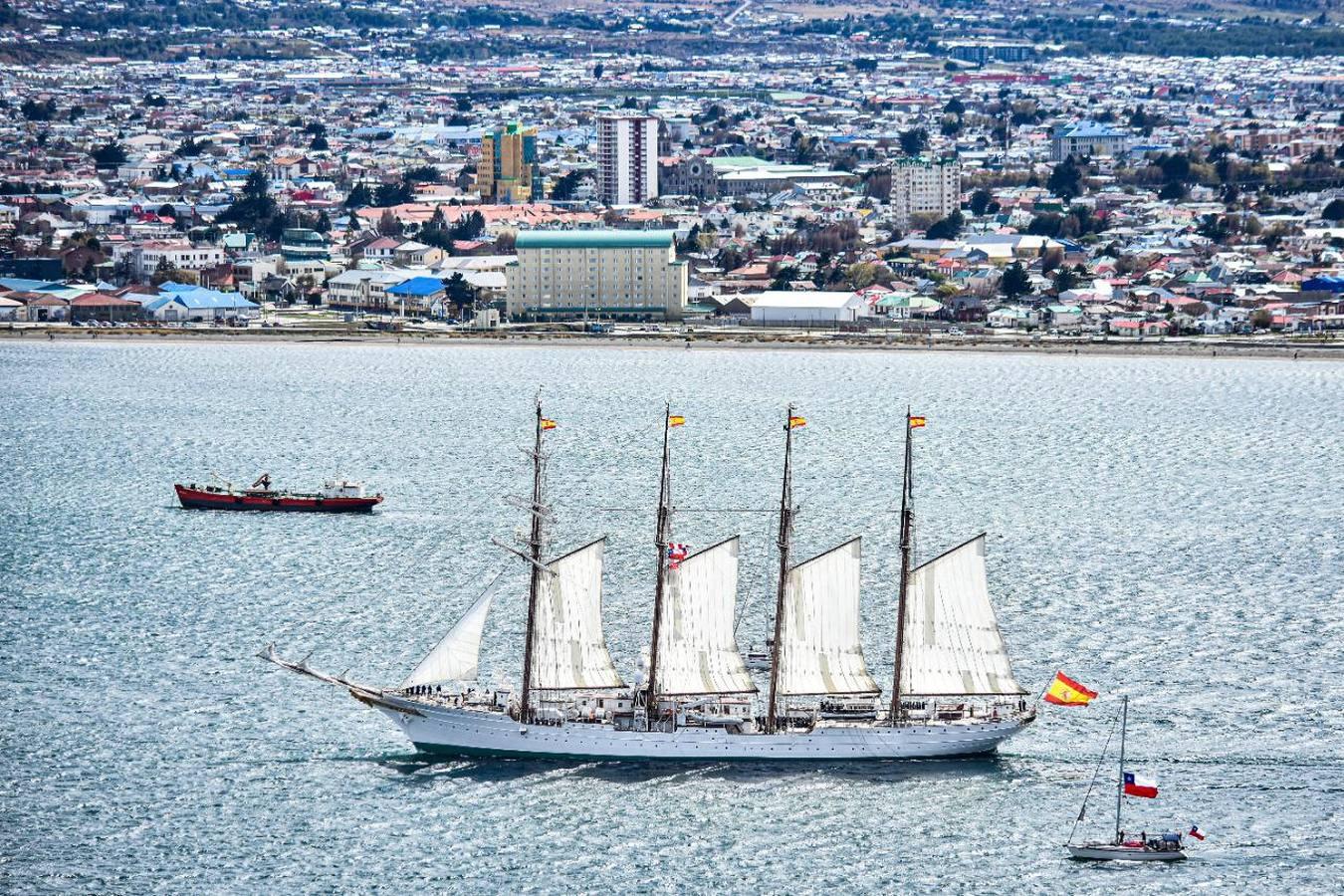 En imágenes: Así ha sido el cruce del Estrecho de Magallanes del buque escuela Juan Sebastián de Elcano