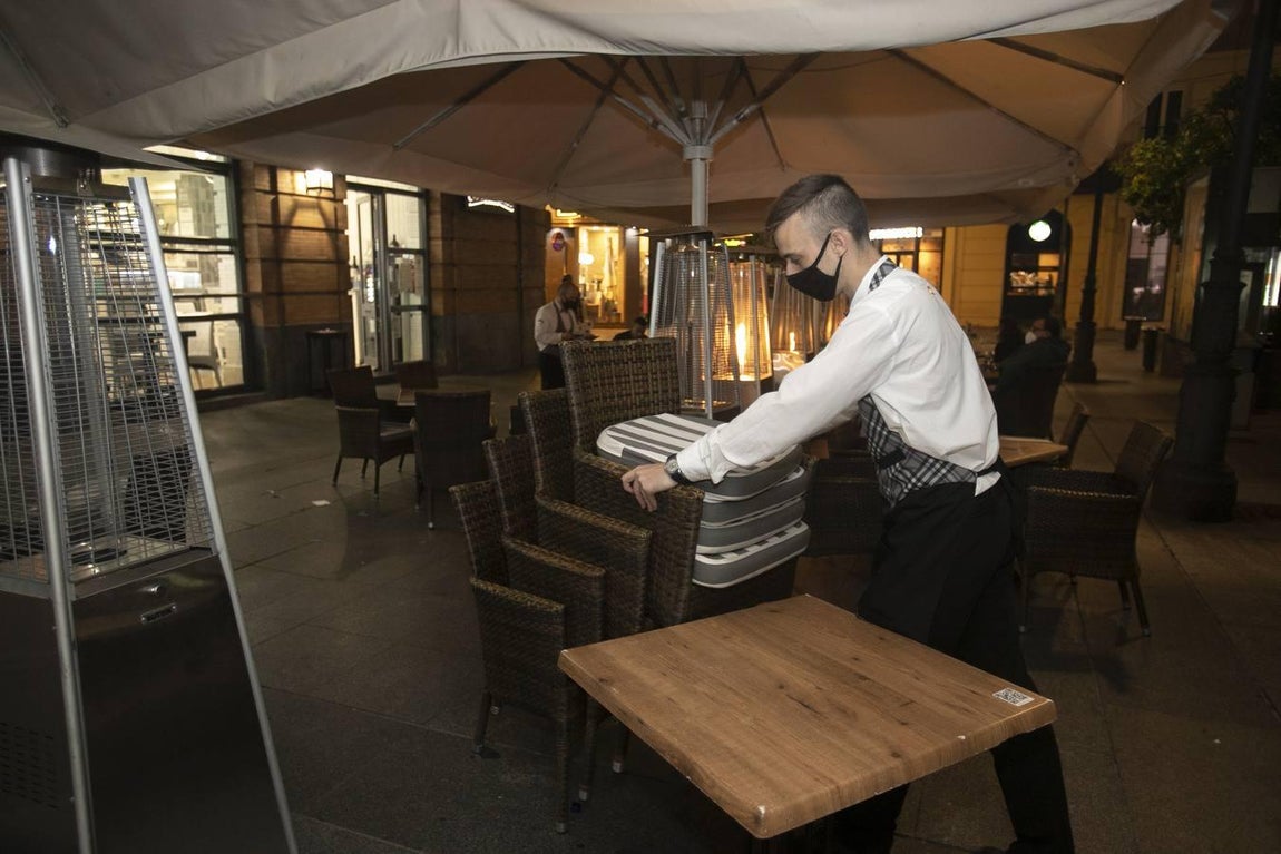 Toque de queda | El cierre adelantado de los bares en Córdoba en imágenes