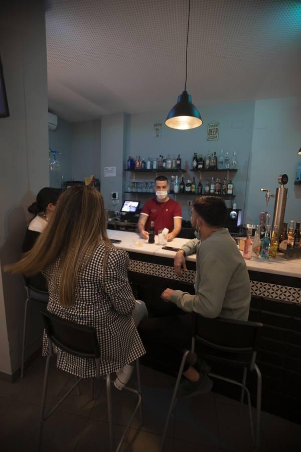 En imágenes, la última noche en la hostelería cordobesa antes del cierre a las 10
