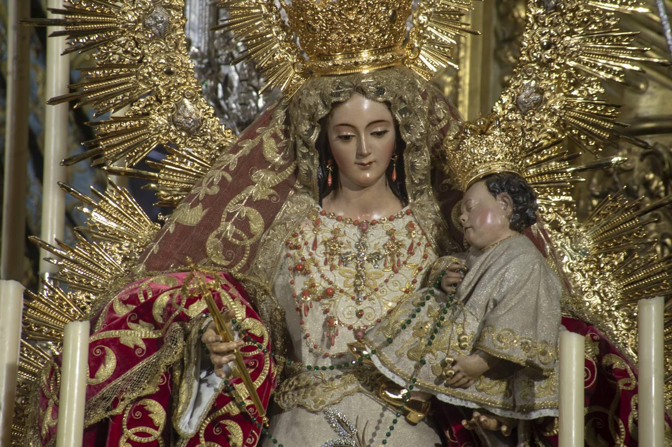 El altar de la función principal de instituto de la Macarena