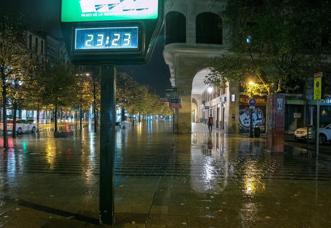 Puntualidad y cumplimiento estricto en la capital maña. Aspecto del paseo de la Independencia de Zaragoza, tras la entrada en vigor de la medida que se aplica en toda España, menos en Canarias, debido a su buenos datos epidemiológicos