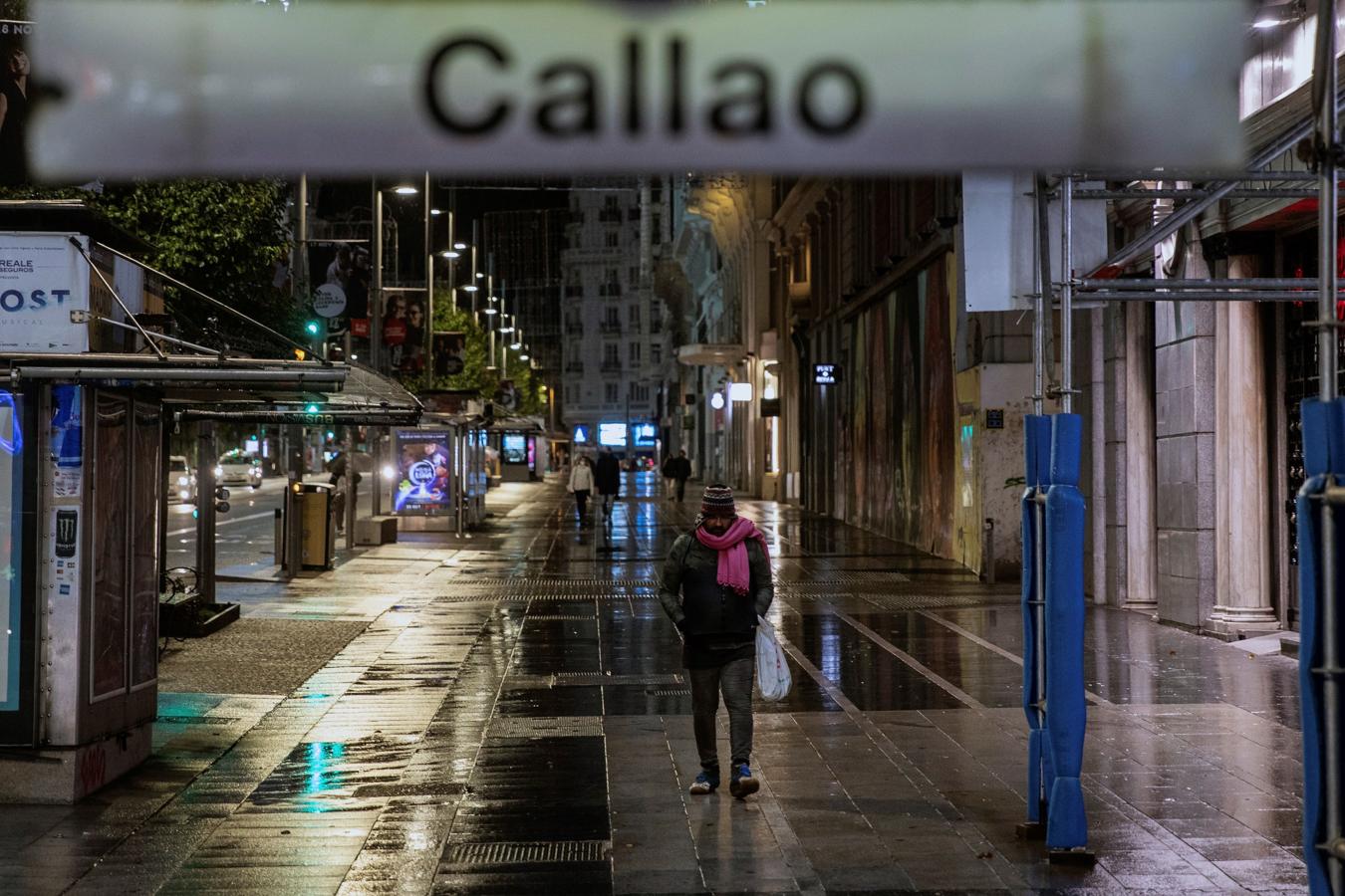 Madrid incluye más restricciones. El estado de alarma en España se suma en la Comunidad de Madrid a las restricciones de movilidad en 32 zonas básicas de salud de la región donde no estará permitido entrar ni salir salvo por motivos justificados, como ir a trabajar, al médico o a los centros de estudios. Sobre estas líneas, aspecto de a Plaza de Callao, anoche