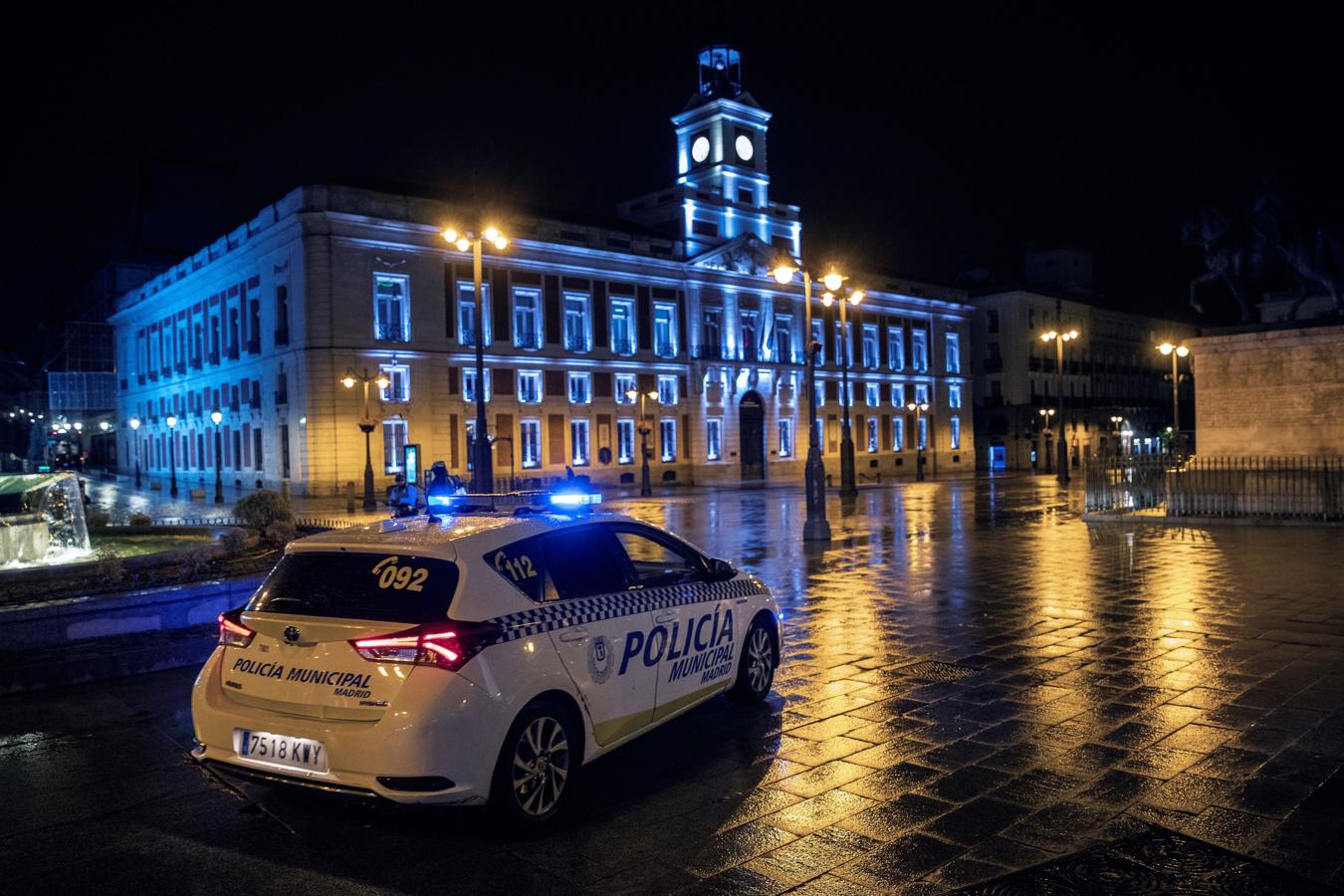 La Puerta del Sol de Madrid, desierta. Otra estampa insólita de la Puerta del Sol anoche. En Madrid el toque de queda se aplica de 00.00 a 6.00 horas mientras dure el estado de alarma en España, por lo que los establecimientos de restauración pueden cerrar una hora más tarde, lo que ha provocado un alivio a un sector que está, como otros muchos, en horas bajas