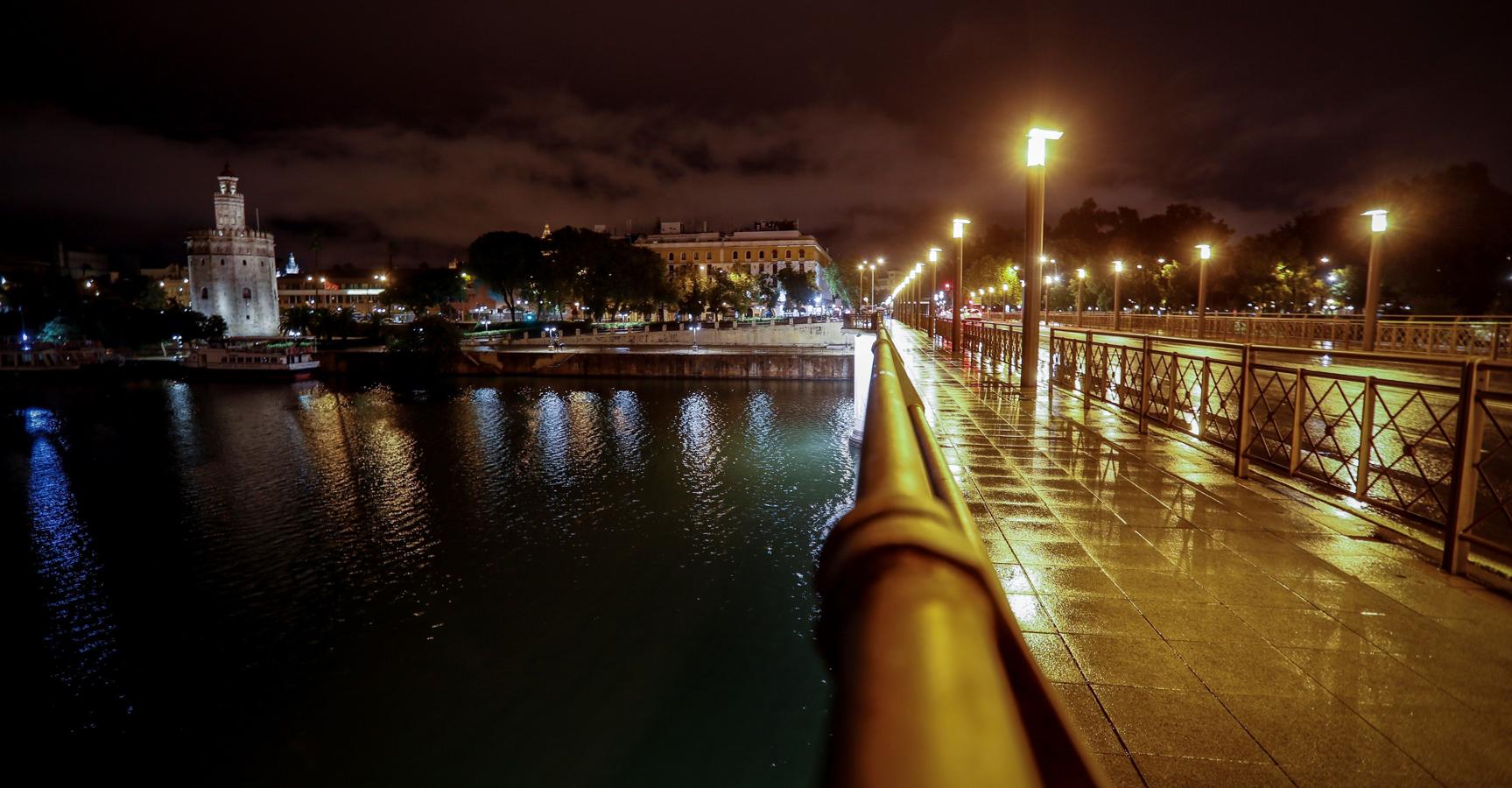 El «toque de queda» sevillano. A pesar de la negativa situación sanitaria que se vive en España, el estado de alarma que entró en vigor anoche deja bellas imágenes como esta de la capital de Andalucía. El puente sobre el Guadalquivir, la Giralda y ni rastro de coches ni de personas