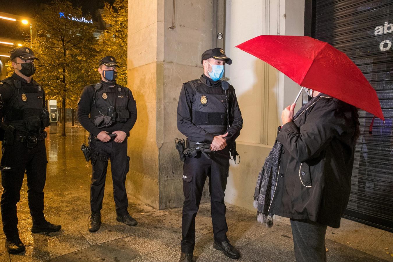 En Zaragoza la Policía informa a una mujer. El Gobierno de Aragón estudia modificar la franja horaria del toque de queda, permitida por el Ejecutivo central. La distintas medidas tomadas por los gobiernos han provocado la confusión entre los ciudadanos. Sobre estas líneas, agentes de la Policía Nacional, explican a una señora las nuevas circunstancias del estado de alarma, que no se parece al de marzo. Solo restringe la movilidad nocturna, no confina en el domicilio