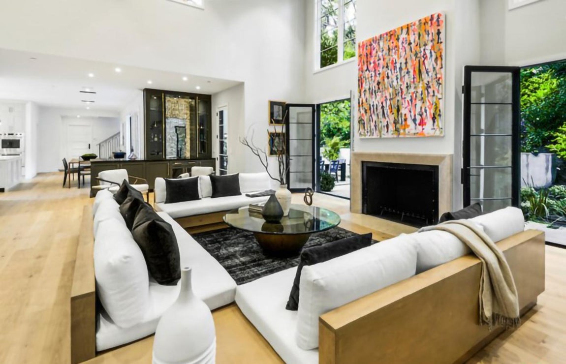 La nueva mansión de Cameron Diaz. Esta no es la única propiedad inmobiliaria de la pareja en Los Angeles, pues poseen otro bungalow en el barrio de Sunset Strip, en el centro de la ciudad. Además, también tienen un apartamento en Nueva York valorado en 9 millones de dólares.