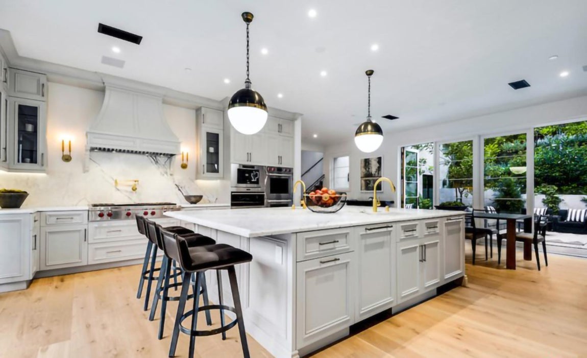 La nueva mansión de Cameron Diaz. Como puede observarse, el interior posee un estilo moderno con pinceladas más clásicas, siempre siguiendo la línea con el blanco como protagonista. No faltan las amplias ventanas que le confieren un punto extra de luz y amplitud.