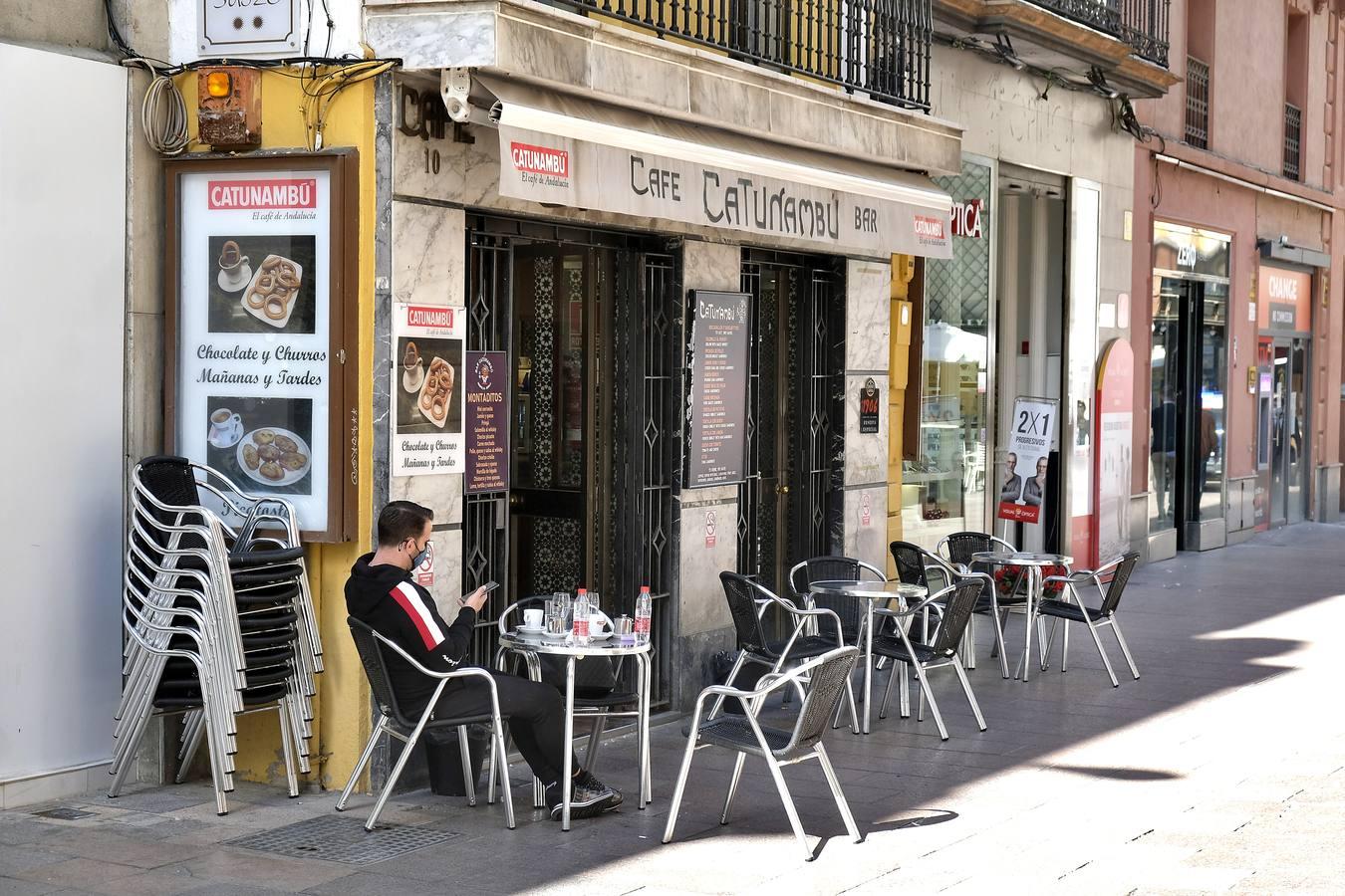 Así viven las nuevas restricciones los bares tradicionales de Sevilla