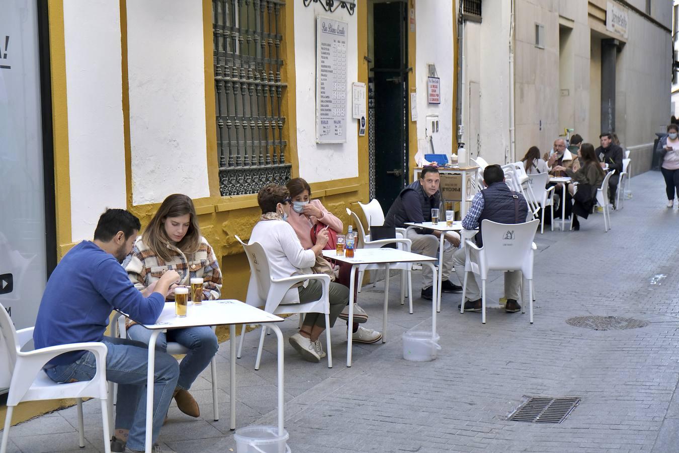 Así viven las nuevas restricciones los bares tradicionales de Sevilla