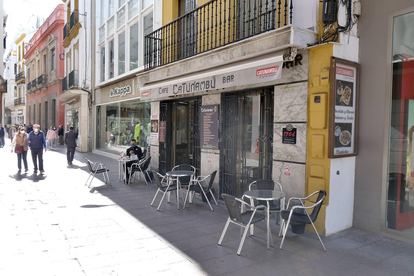 Así viven las nuevas restricciones los bares tradicionales de Sevilla