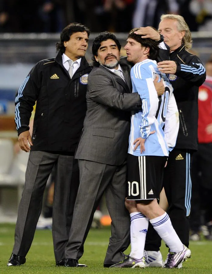 Maradona consuela a Messi durante su etapa de seleccionador argentino. 