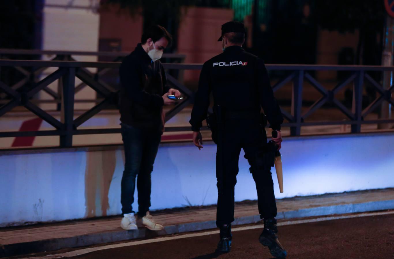 En fotos, despliegue policial en Sevilla para vigilar el toque de queda y evitar algaradas