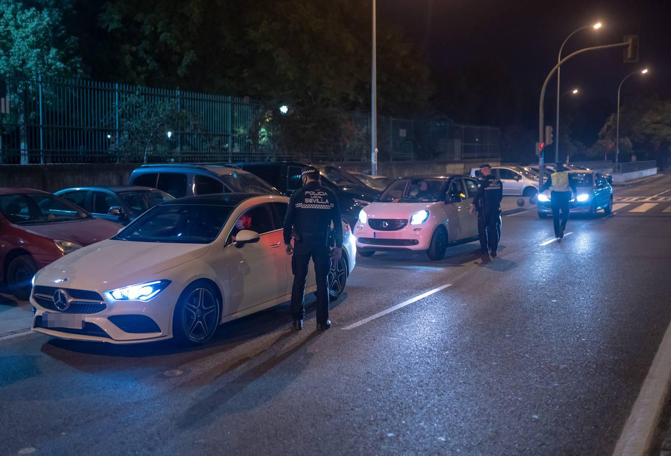 En fotos, despliegue policial en Sevilla para vigilar el toque de queda y evitar algaradas